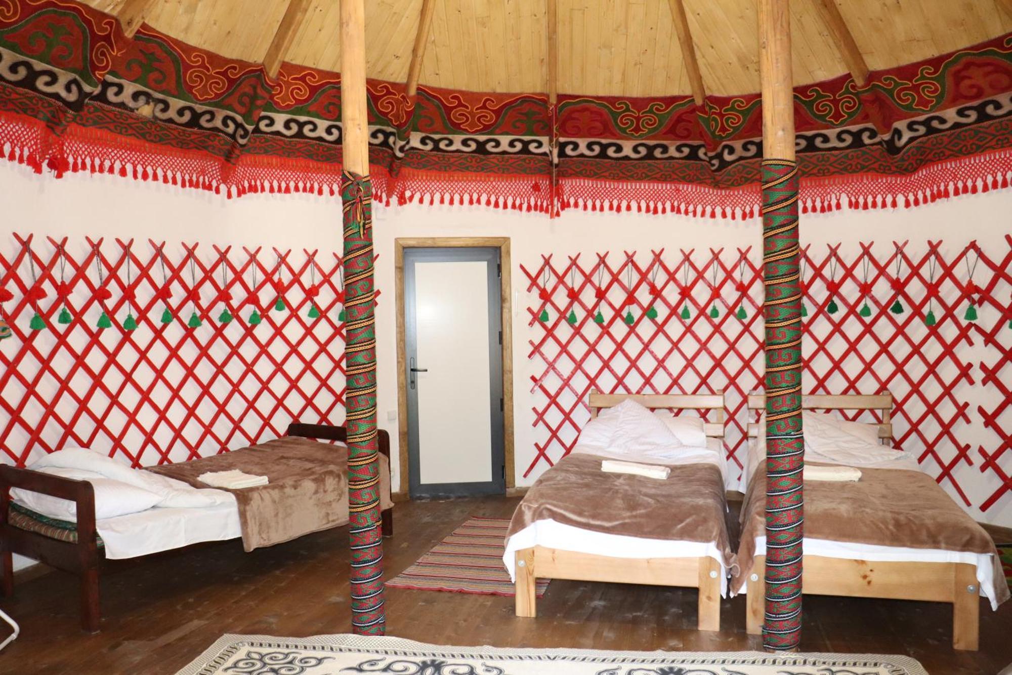 Happy Nomads Yurts & Hostel Karakol Extérieur photo