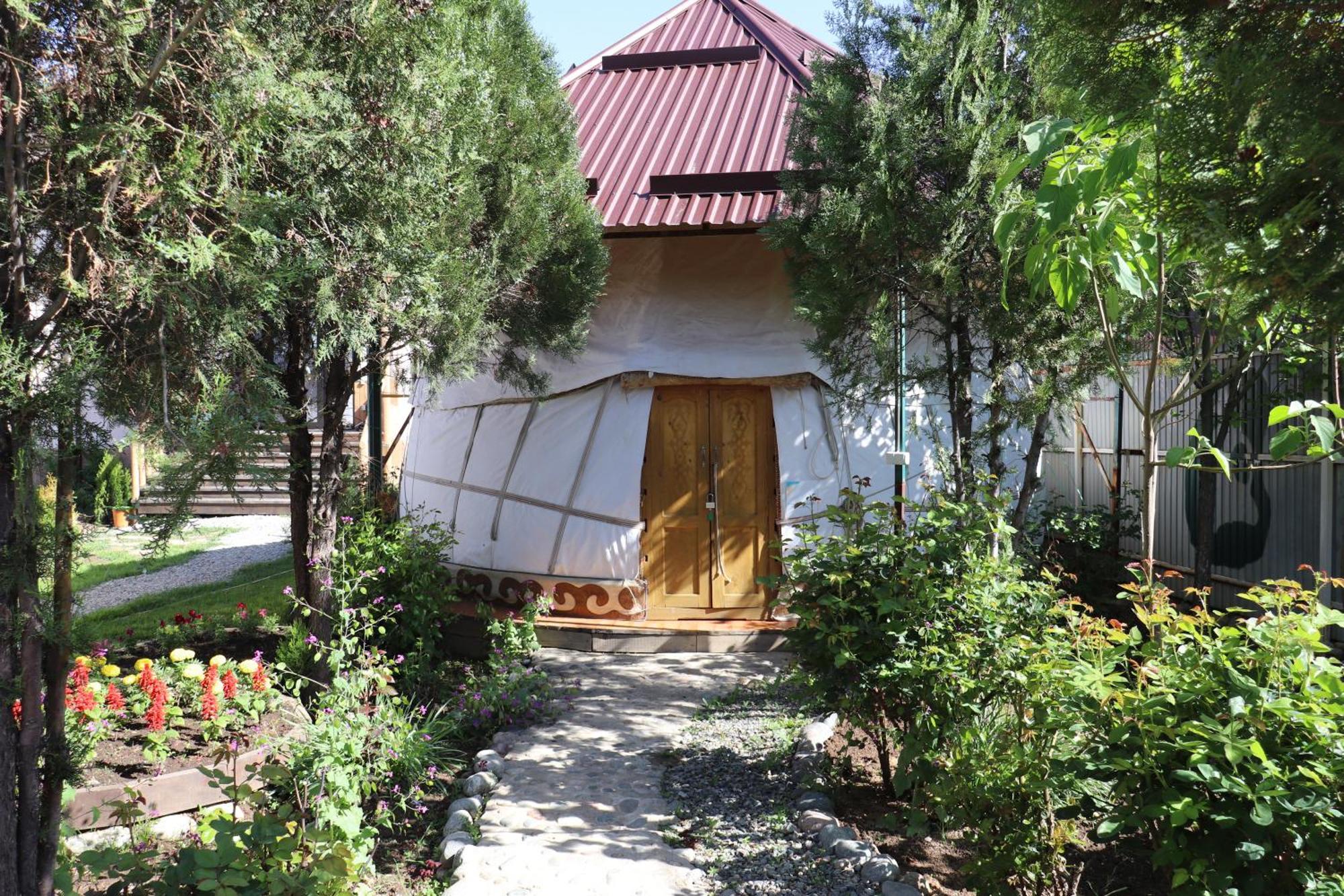 Happy Nomads Yurts & Hostel Karakol Extérieur photo
